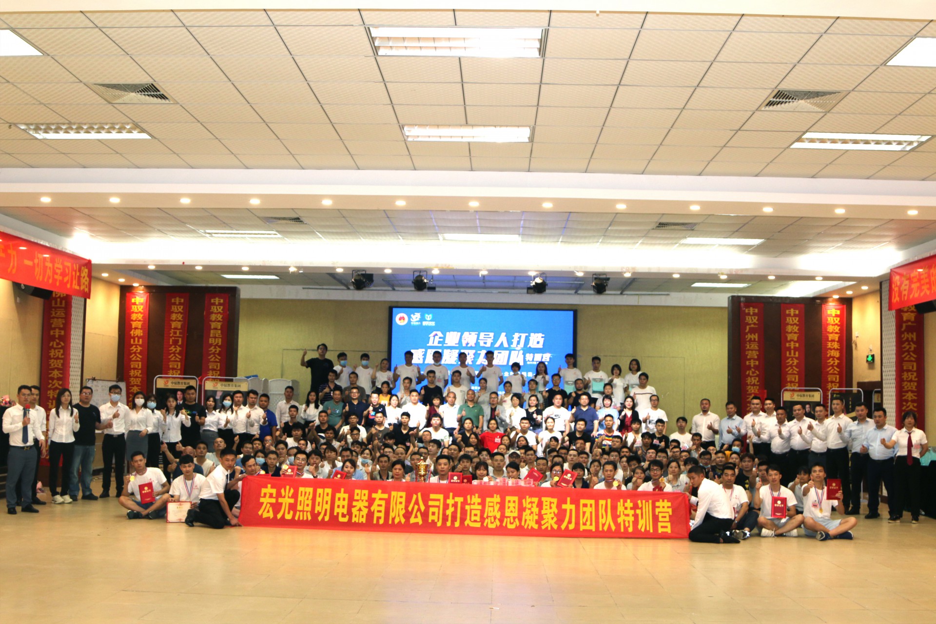 凝聚團(tuán)隊(duì)風(fēng)采，綻放青春活力